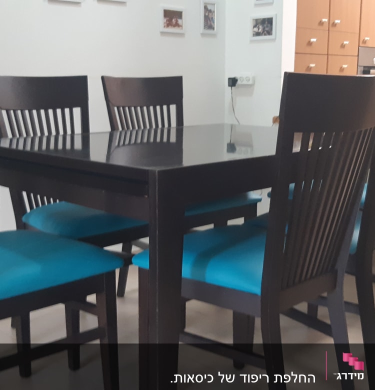 כיסאות עם ריפוד כחול סביב שולחן עץ כהה